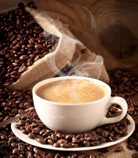 Fincan Kahve Kek Üzerine Kahve Çekirdekleri — Stok fotoğraf