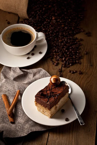 Chokladkaka Träbord Med Kaffekopp — Stockfoto