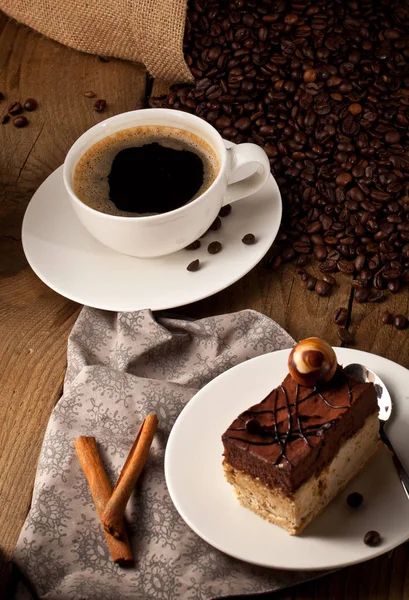 Bolo Chocolate Mesa Madeira Com Uma Xícara Café — Fotografia de Stock