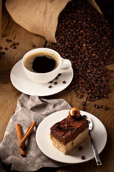 Gâteau Chocolat Sur Une Table Bois Avec Une Tasse Café — Photo