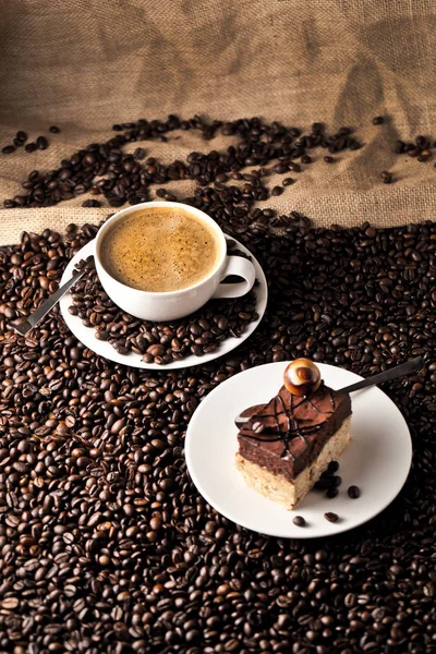 Chokladkaka Träbord Med Kaffekopp — Stockfoto