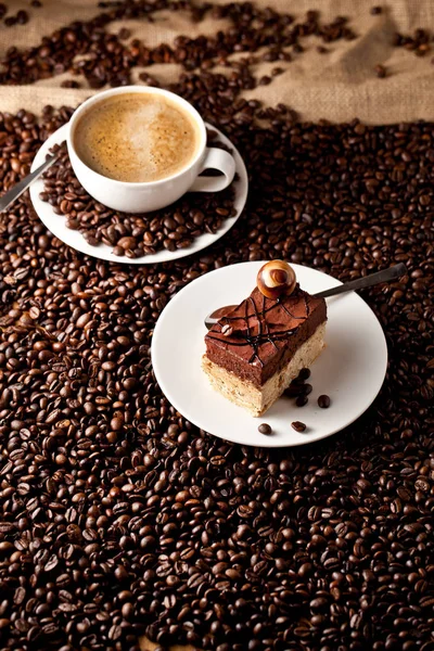 Chokladkaka Träbord Med Kaffekopp — Stockfoto