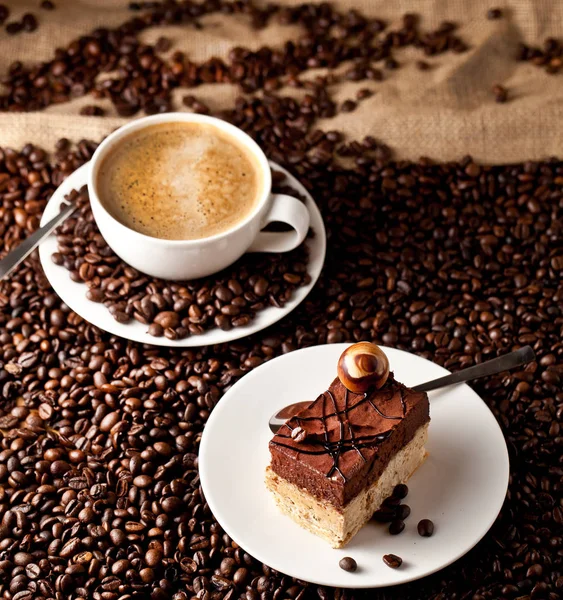 Chokladkaka Träbord Med Kaffekopp — Stockfoto