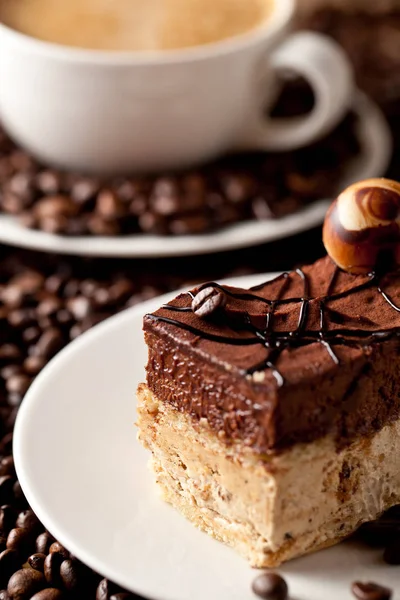 한잔과 테이블에 초콜릿 케이크 — 스톡 사진