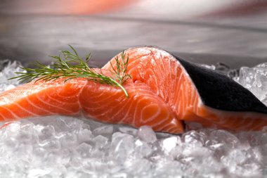 Buzlu taze somon. 