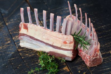 Kuzu pirzolası, kapat.