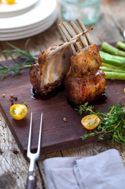 Kuzu pirzolası, kapat.