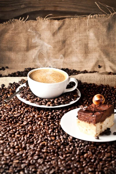 Kaffee Und Kuchen Auf Kaffeebohnen — Stockfoto