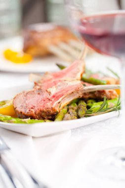 Kuzu pirzolası, kapat.