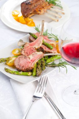 Kuzu pirzolası, kapat.