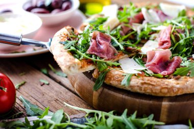 Taze Rucola Pizza parma jambonu ile