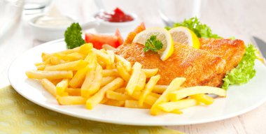 Ev yapımı ekmekli Alman Weiner şnitzel ile patates