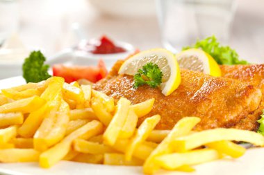Ev yapımı ekmekli Alman Weiner şnitzel ile patates