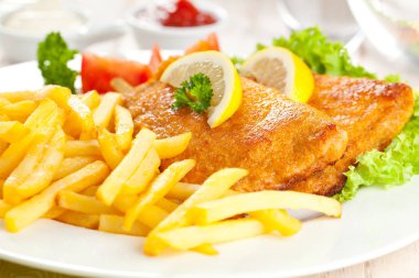 Ev yapımı ekmekli Alman Weiner şnitzel ile patates