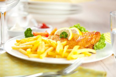Ev yapımı ekmekli Alman Weiner şnitzel ile patates