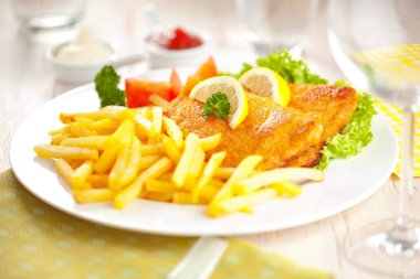 Ev yapımı ekmekli Alman Weiner şnitzel ile patates