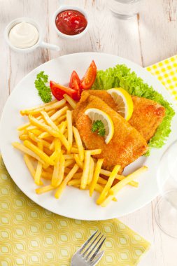 Ev yapımı ekmekli Alman Weiner şnitzel ile patates