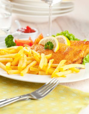 Ev yapımı ekmekli Alman Weiner şnitzel ile patates