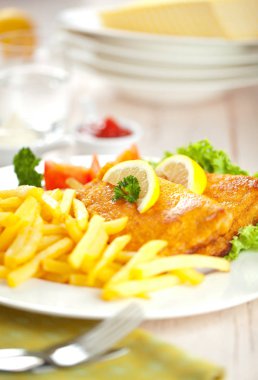 Ev yapımı ekmekli Alman Weiner şnitzel ile patates