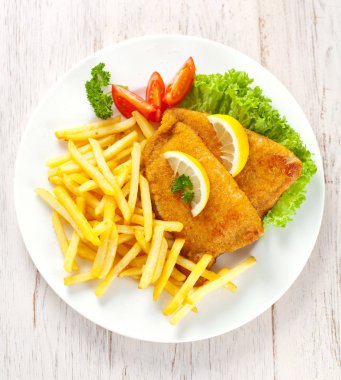 Ev yapımı ekmekli Alman Weiner şnitzel ile patates