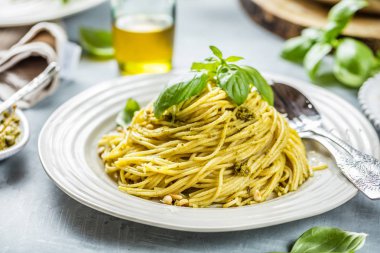 Fesleğen krem ve peynirli makarna spagetti. Üstten görünüm gri taş masada. Sebze vejetaryen makarna.