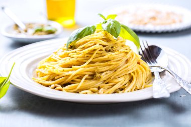 Fesleğen krem ve peynirli makarna spagetti. Üstten görünüm gri taş masada. Sebze vejetaryen makarna.