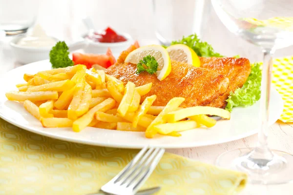 Ev yapımı ekmekli Alman Weiner şnitzel ile patates