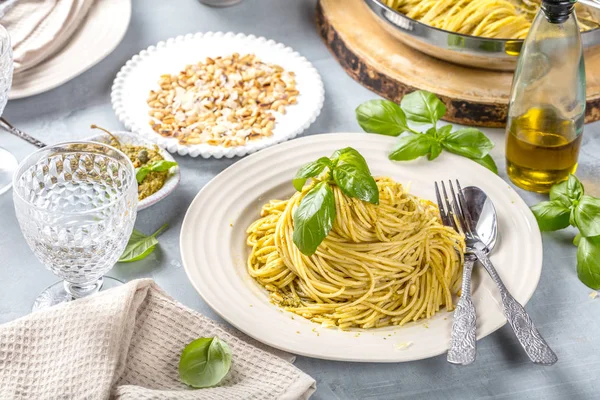 Makaron Spaghetti Bazylią Śmietaną Serem Widok Góry Szary Kamień Tabeli — Zdjęcie stockowe