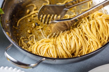 Fesleğen krem ve peynirli makarna spagetti. Üstten görünüm gri taş masada. Sebze vejetaryen makarna.