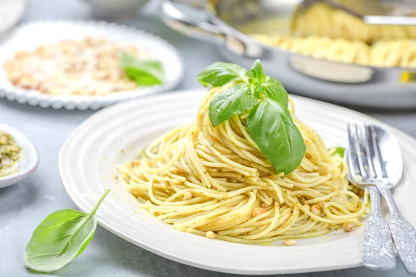 Makaron Spaghetti Bazylią Śmietaną Serem Widok Góry Szary Kamień Tabeli — Zdjęcie stockowe