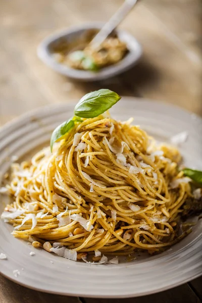 パスタ バジル クリームとチーズのスパゲッティ灰色の石のテーブルの平面図です ベジタリアン野菜パスタ — ストック写真