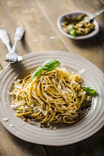 Makaron Spaghetti Bazylią Śmietaną Serem Widok Góry Szary Kamień Tabeli — Zdjęcie stockowe