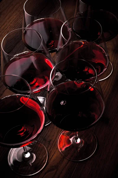 Verre Vin Rouge Sur Table Bois Foncé — Photo