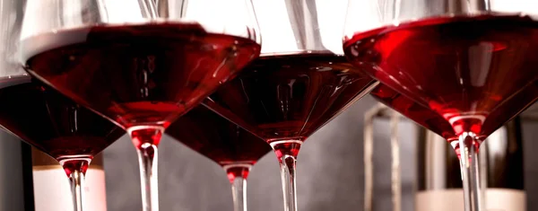 暗い木製のテーブルの赤ワインのガラス — ストック写真