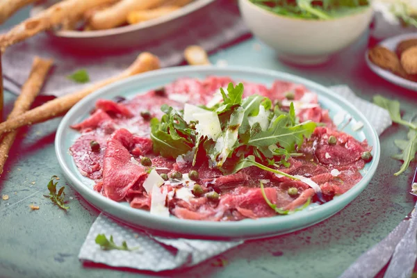 Carpaccio Ternera Plato Negro Con Mostaza Parmesano —  Fotos de Stock