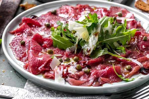 Carpaccio Carne Prato Preto Com Mostarda Parmesão — Fotografia de Stock