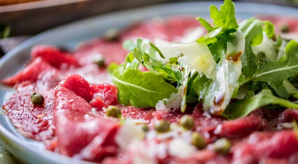 Carpaccio Carne Prato Preto Com Mostarda Parmesão — Fotografia de Stock