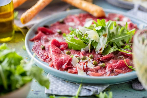 Carpaccio Carne Prato Preto Com Mostarda Parmesão — Fotografia de Stock