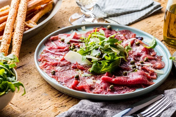 Carpaccio Ternera Plato Negro Con Mostaza Parmesano —  Fotos de Stock