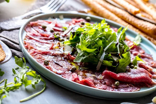 Carpaccio Carne Prato Preto Com Mostarda Parmesão — Fotografia de Stock