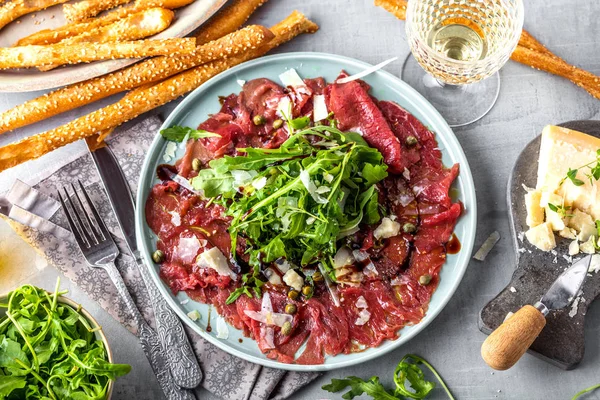 Carpaccio Ternera Plato Negro Con Mostaza Parmesano —  Fotos de Stock