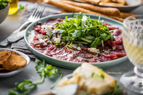 Carpaccio Ternera Plato Negro Con Mostaza Parmesano —  Fotos de Stock