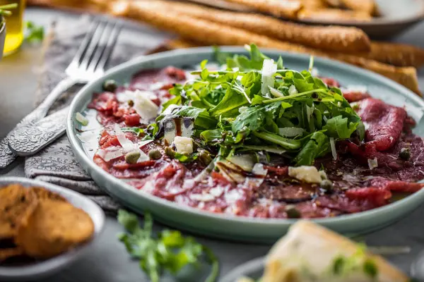 Carpaccio Ternera Plato Negro Con Mostaza Parmesano —  Fotos de Stock