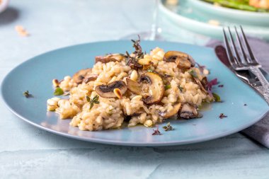 Mantarlı risotto beyaz gri, görünümü kapatın