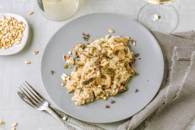 Mantarlı risotto beyaz gri, görünümü kapatın