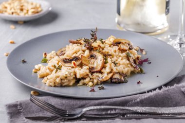 Mantarlı risotto beyaz gri, görünümü kapatın