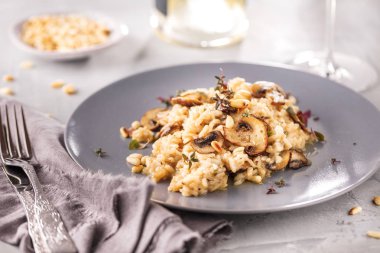 Mantarlı risotto beyaz gri, görünümü kapatın