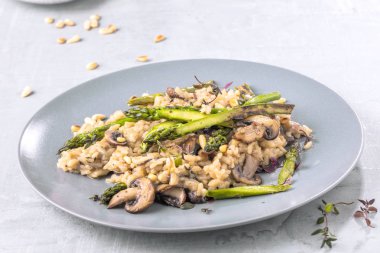 Mantarlı risotto beyaz gri, görünümü kapatın