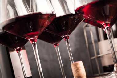 Koyu ahşap masa üzerinde kırmızı şarap cam