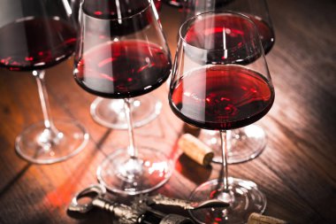 Koyu ahşap masa üzerinde kırmızı şarap cam